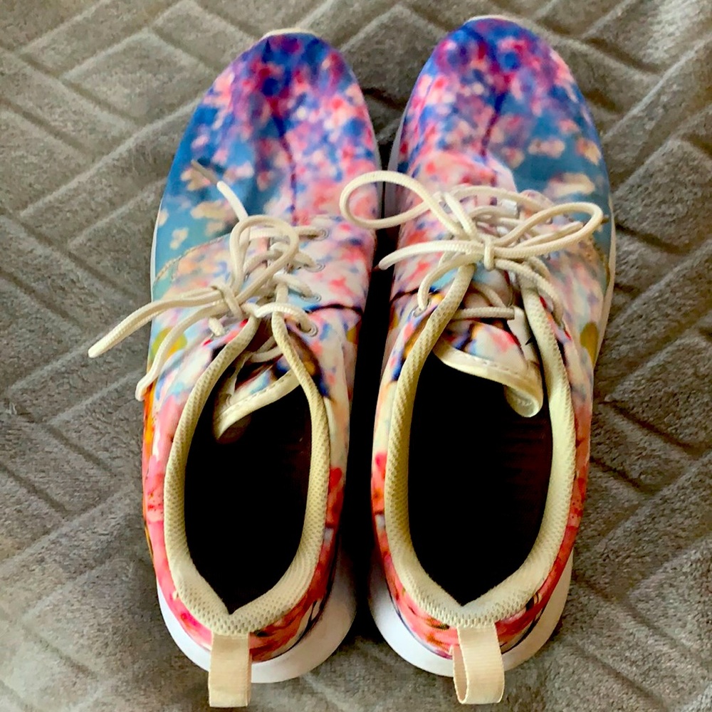 EUC Nike Cherry Blossom Roshe size 9 running shoes.
